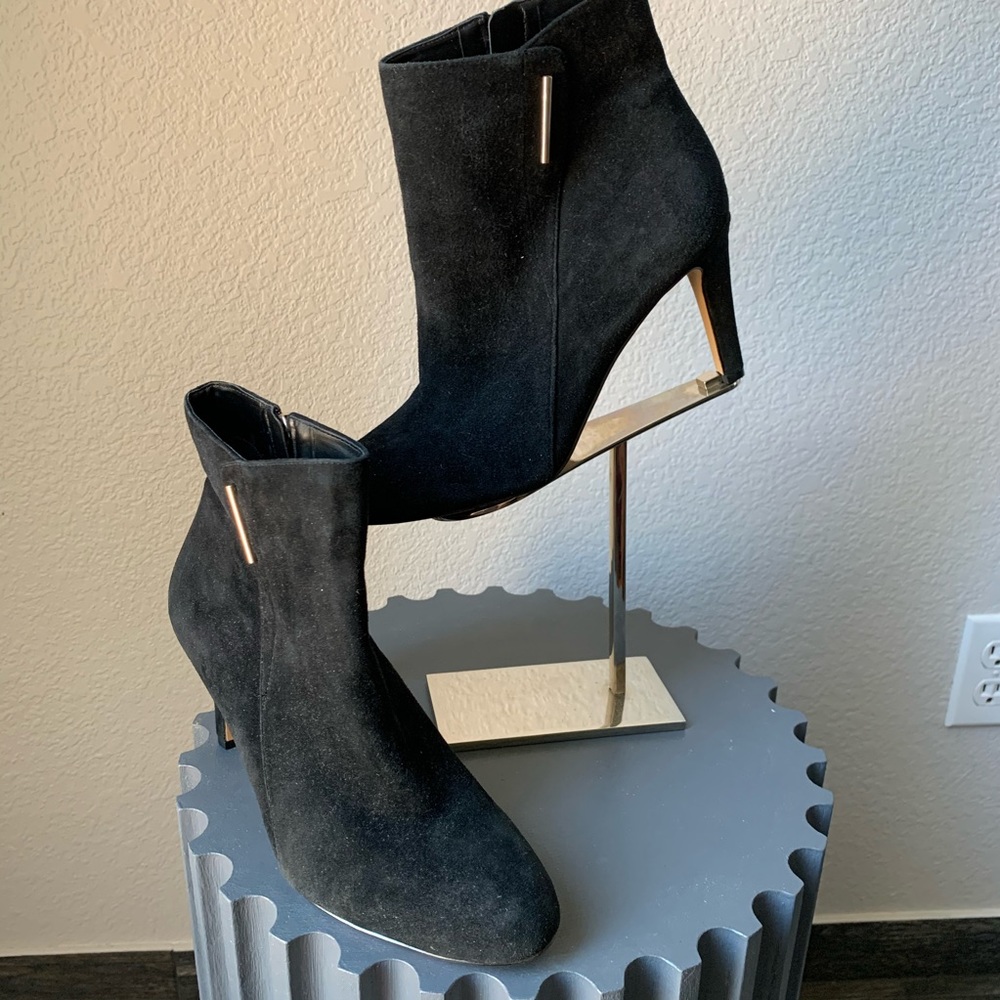 $65🔥black suede Vince Camuto boots size 8.5US
